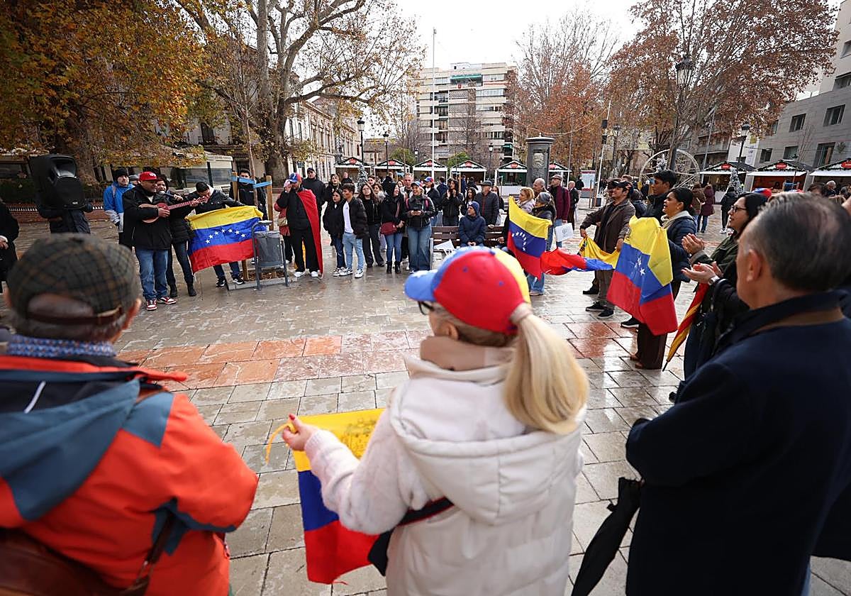 Venezolanos celebran en la Fuente de las Batallas Â«el inicio de la libertadÂ»